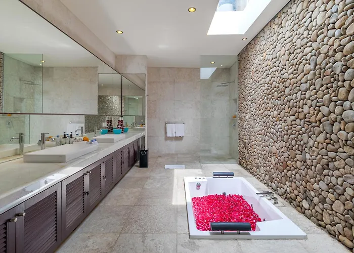 Joglo-style 3 Bedroom In Heart Of فيلة سمينياك